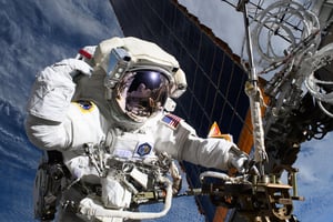 NASA 官宣 2026 年初次空间站太空行走！为新型太阳能阵列安装做准备